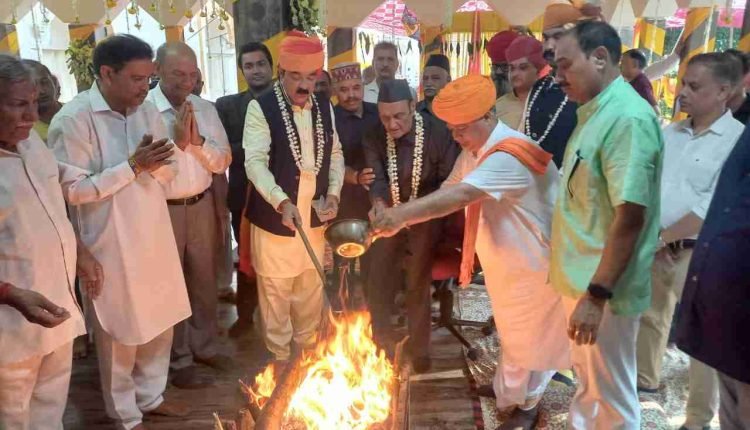 Dr. Karan Singh unveils Gold-Plated Jalheri on Sphatik Shivling at Karaneshwar Temple