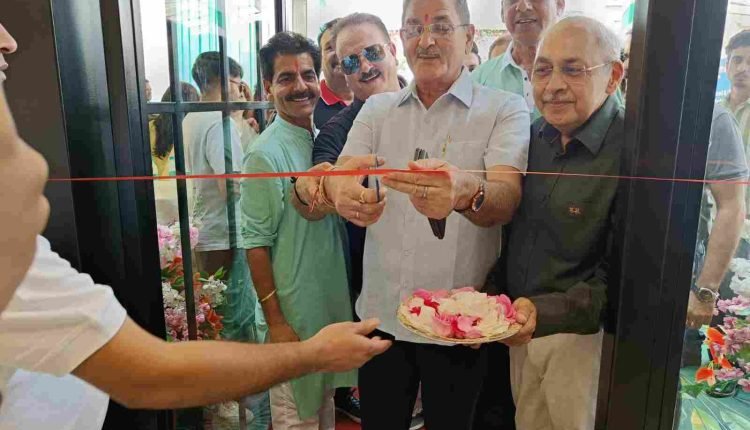 Kavinder inaugurates new multibrand showroom of Kwality Optical