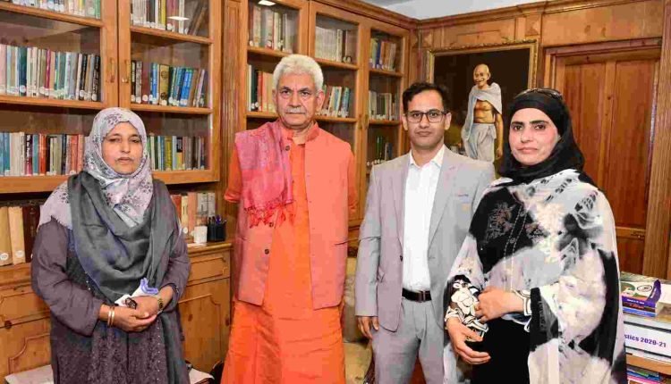 Smt. Firdousa Jan, Florence Nightingale Awardee-2023, Meets Lt Governor Shri Manoj Sinha