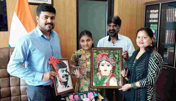Young Painter Mahi Sharma gifts Portrait Painting to Deputy Commissioner Kishtwar