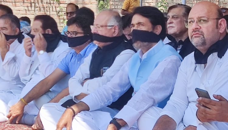 Congress stages Maun Satyagraha (Silent Protest) in solidarity with Rahul Gandhi