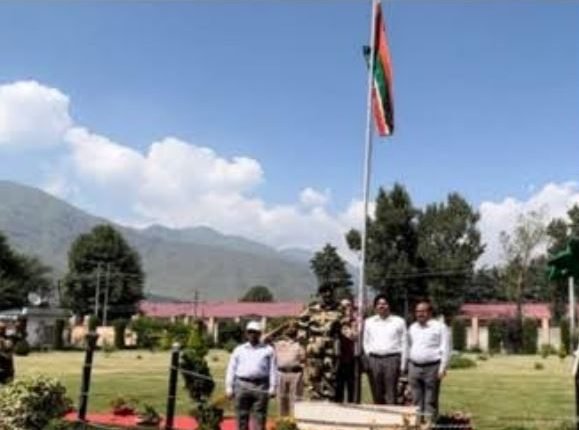 Comm Secy I&C hoists National Flag, unveils ‘Martyrs’ Memorial’ at JKEDI as a part of  ‘Meri Maati Mera Desh’ campaign