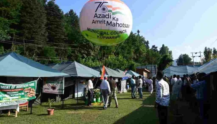 DC Kupwara inaugurates Village Haat to mark ongoing AKAM, Meri Matti Mera Desh celebrations across district