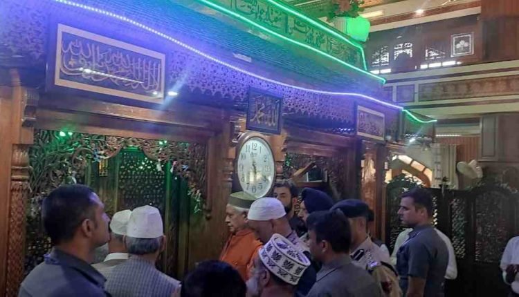 Lt Governor Manoj Sinha pays obeisance at Charar-e-Sharief shrine