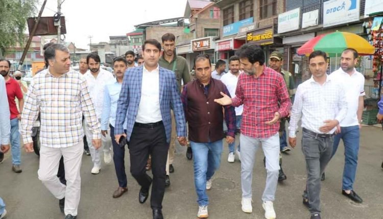 DC Srinagar visits Shahr-e-Khaas to assess the feasibility of establishing a Sunday market to create self-employment opportunities
