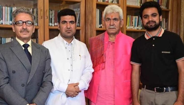 Delegation of Kashmir Jurists calls on Lt Governor
