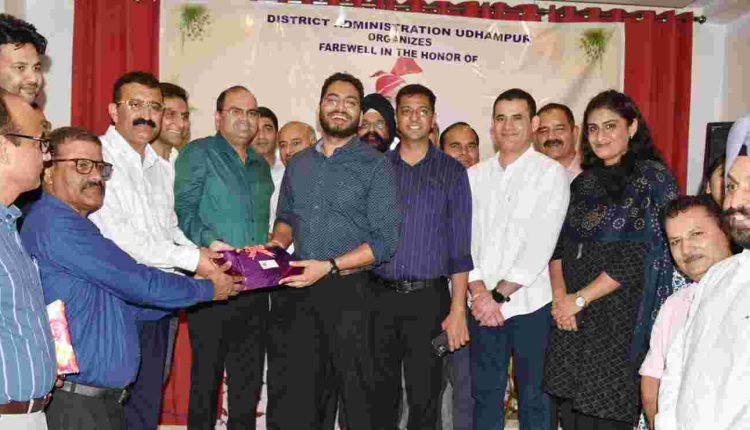 Udhampur Administration accords warm farewell to outgoing DC