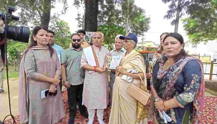 Mayor Rajinder felicitates Martyrs’ families under Meri Mati Mera Desh programme at Ward 20