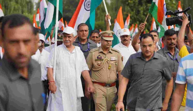 Lt Governor flags off Tiranga Yatra in Srinagar; joins thousands of enthusiastic citizens in the walkathon from KICC to Botanical Garden