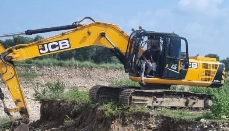 Machinery of NHAI contractor seized for illegal mining near bridge
