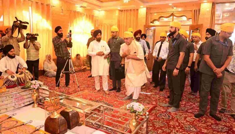 Lt Governor pays obeisance at Damdama Sahib Gurdwara