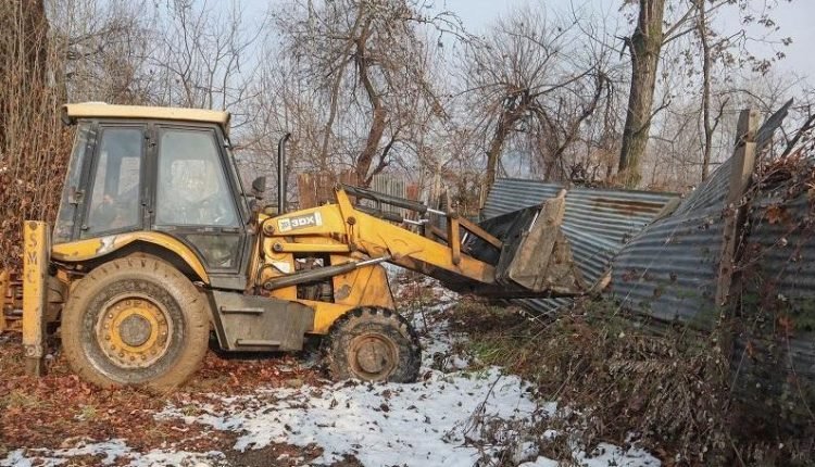 GDA carries demolition drive across Gulmarg
