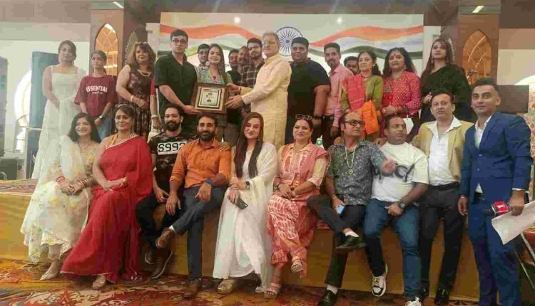 Kavinder felicitates talented Jammu artists for promoting Dogra Art & Culture