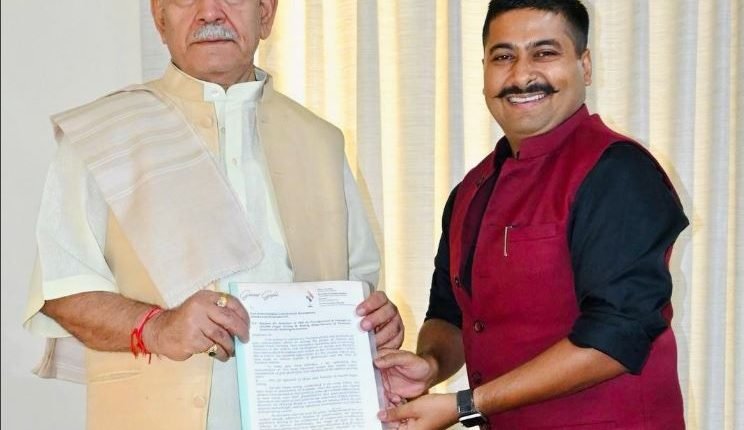 Gaurav Gupta calls on LG Sinha, discusses issuance of Plot Approval & Turnover Incentive