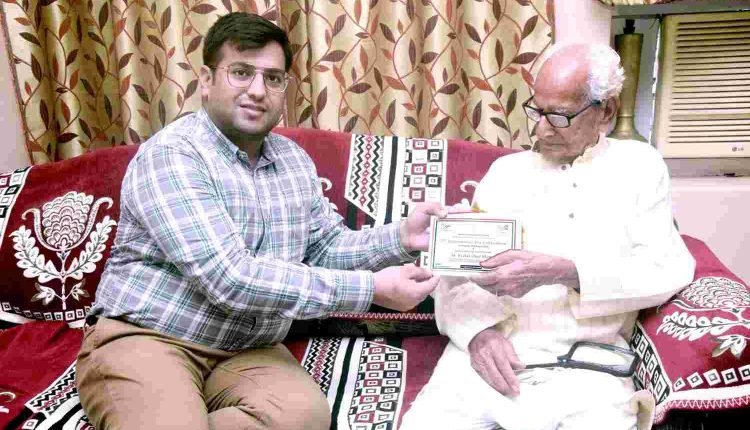 DC Samba felicitates centenarian war veteran at Mandi Sangwali