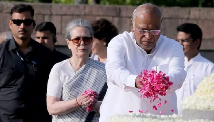 Sonia Gandhi, Priyanka Gandhi, and Mallikarjun Kharge lead a tribute at Veer Bhumi to Rajiv Gandhi on the occasion of his 79th birthday