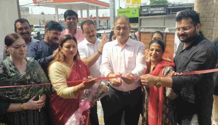 Kavinder inaugurates AA Creations –a one-stop studio for men & women 