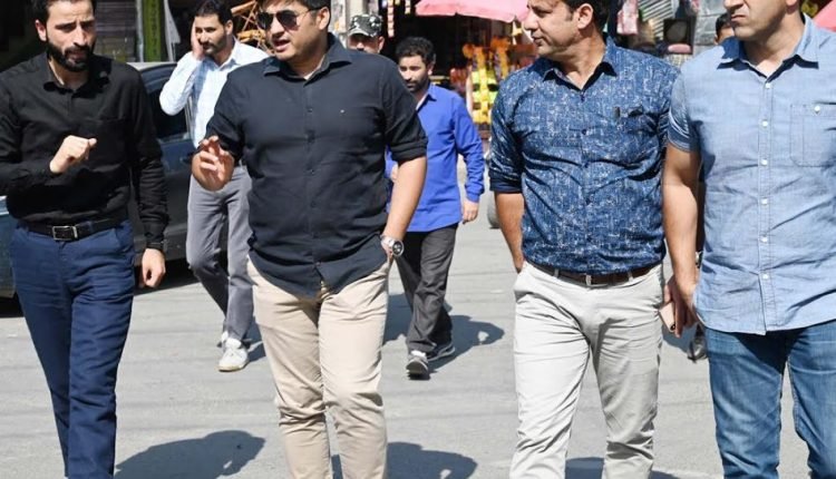 DC tours Shopian Town; takes stock of Traffic management, inspects road construction works