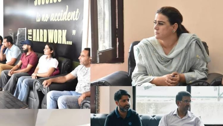 Secretary Sports Council holds Kashmir division staff meet