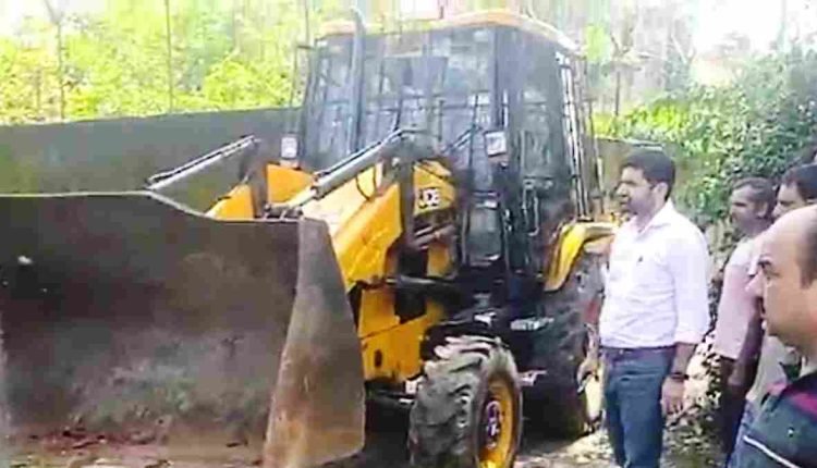 Revenue officials remove encroachment from state land in Nagrota