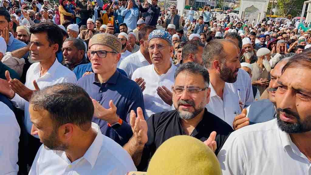 Omar Abdullah offers Friday congregational prayers at Dargah Hazratbal 
