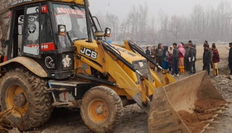 Evacuee Property Department seals illegally fenced land at Tengpora Bypass, Srinagar