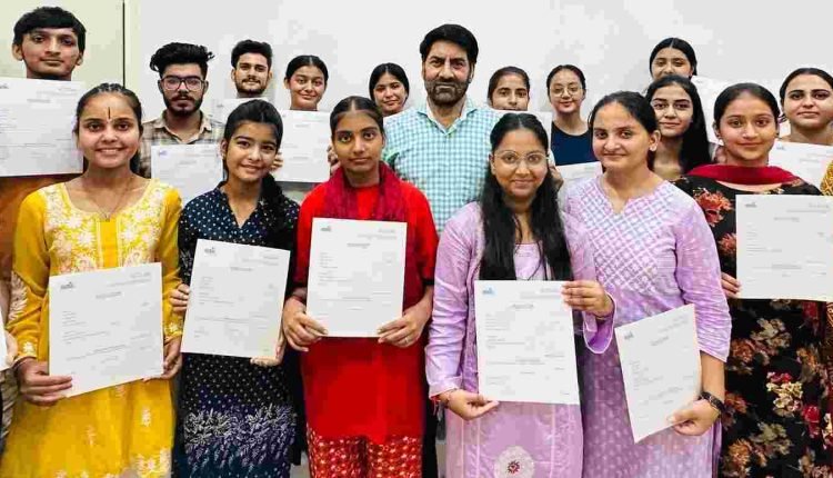 Balwant Thakur inducts Eighteen new artists in Natrang