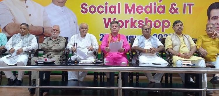 Clear wave visible in favour of BJP: Ravinder Raina