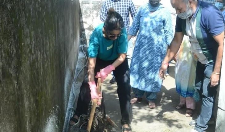 Yasha Mudgal participates in Swachhata Hi Cleanliness Drive at Cooperative Complex Bantalab