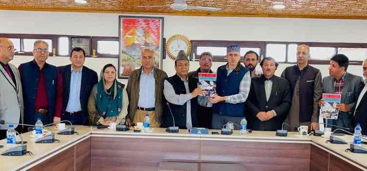Rather presents WADA committee report to Omar Abdullah 