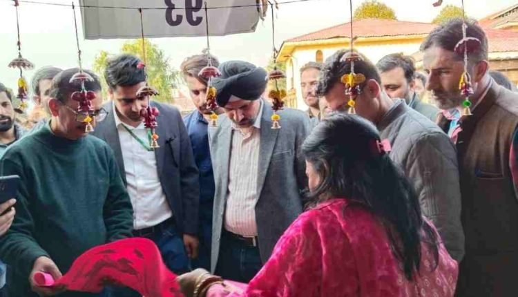 Comm Secy I&C inaugurates 10 days Exhibition cum sale of Handicrafts at Kashmir Haat