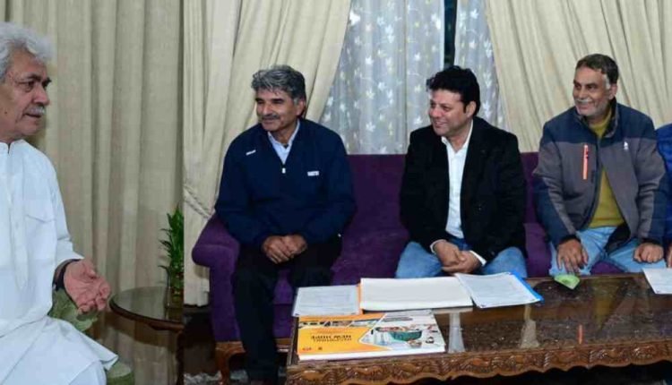 President KCCI, Kashmir Houseboat Owners Association call on Lt Governor