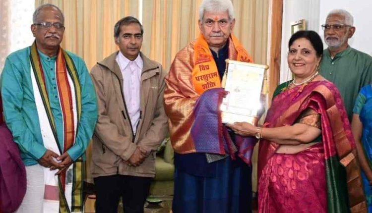 Lt Governor felicitates the recipients of Social Bravery Award