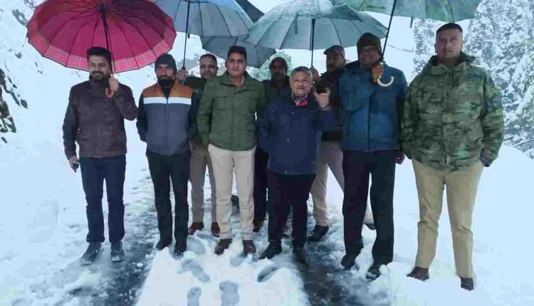 DC, SSP Doda visit Guldanda to review the status of tourist amenities