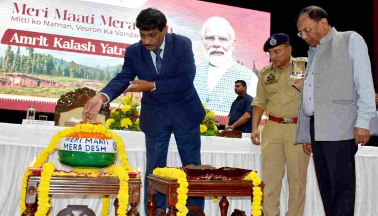 CS Dr Arun Kumar Mehta flags off 400 person J&K contingent of Amrit Kalash Yatra for New Delhi