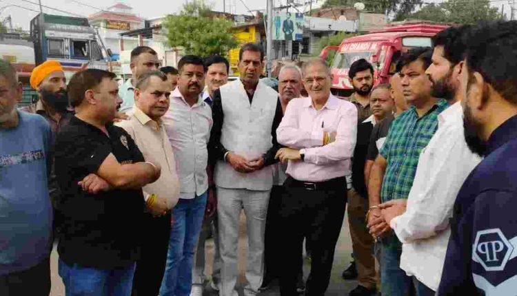 Kavinder seeks rehabilitation of shopkeepers affected by NH widening in Satwari area