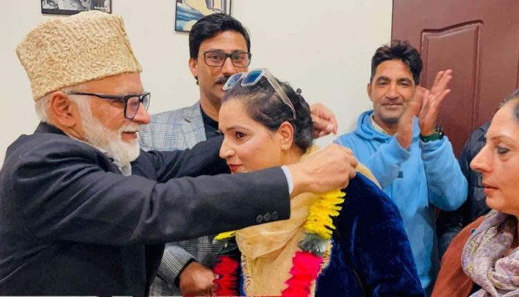 SMC Corporator Rukaiya Gulzar joins NC 