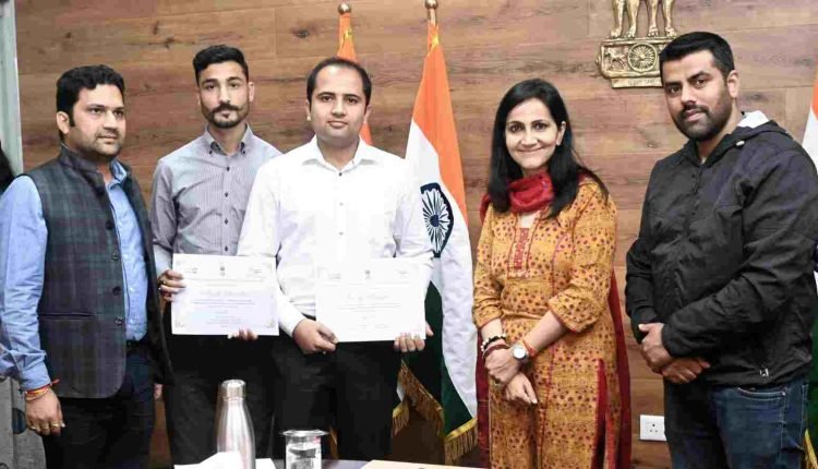 Prerna Puri felicitates winners of DIPR Logo redesigning