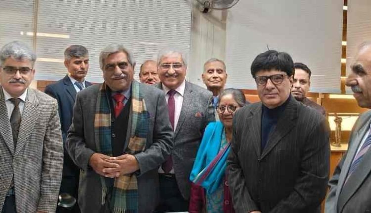 HSEK delegation calls on CS to apprise him about their developmental activities