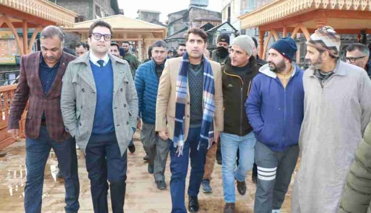 DC Srinagar tours Shahr-e-Khaas areas of the City
