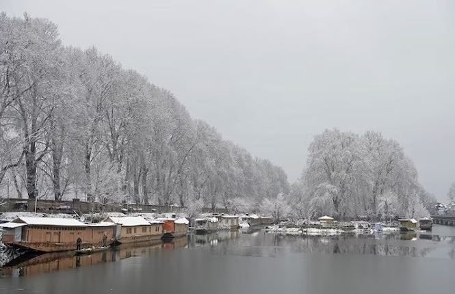 Arctic Chill Grips Kashmir Valley: Sharp Temperature Dip Triggers Intense Cold Wave