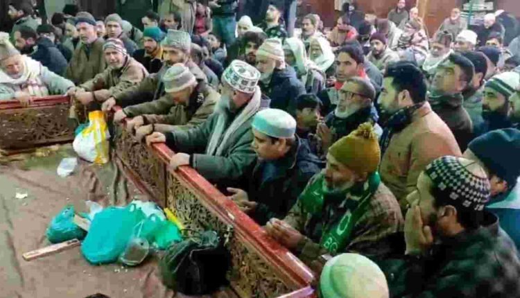 Tanvir Sadiq pays obeisance at  shrine of Sheikh Ul Alam (RA), other revered Shrines