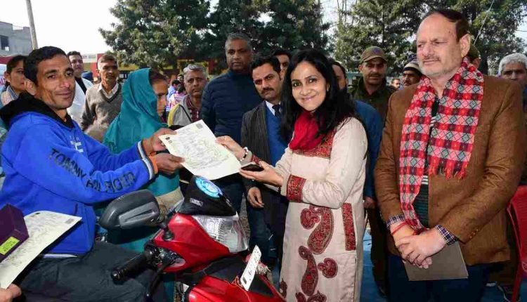 Prerna Puri attends mega event at Sunderbani; Emphasizes 100 % saturation of Govt schemes