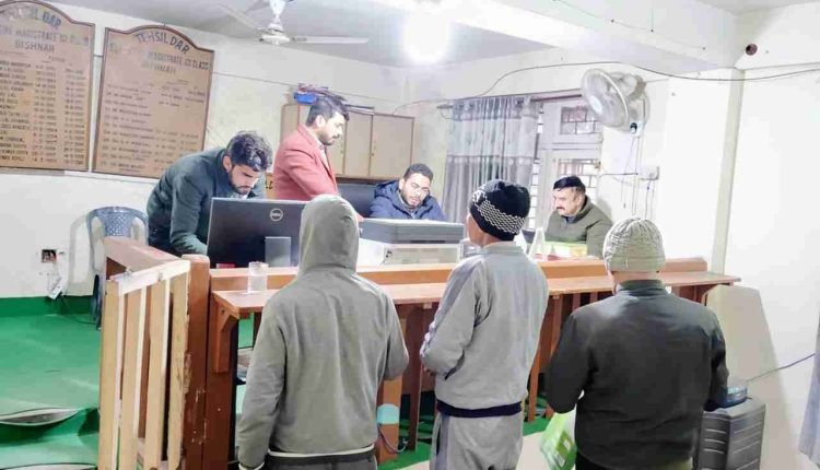 DM tours Bishnah area, listens to public grievances