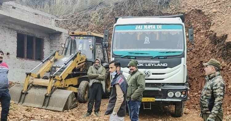 SDM Jammu North seizes vehicles involved in illegal mining