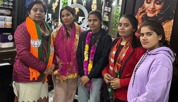 Pooja Grover meets women intellectuals, entrepreneurs under Smart City Conclave programme