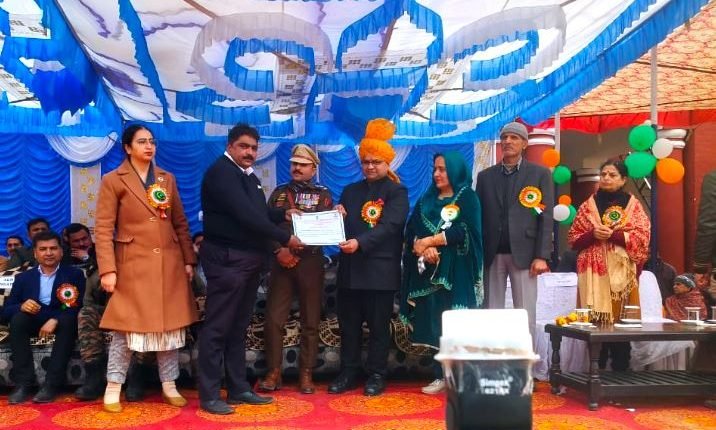 Akhnoor Sub-divisional Magistrate Honors Junior Engineer Sunil Cannie: Certificate of Appreciation Presented for Remarkable Achievements during 2023-24"