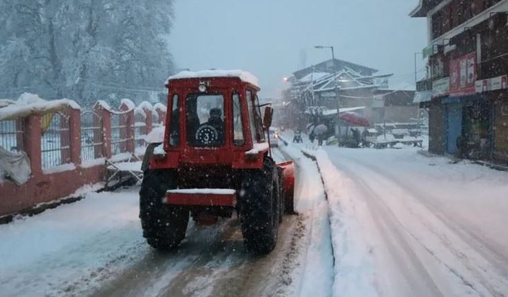 PWD Secretary review preparedness for snow clearance operations; Asks to prioritize airport, railway stations, tourist destinations
