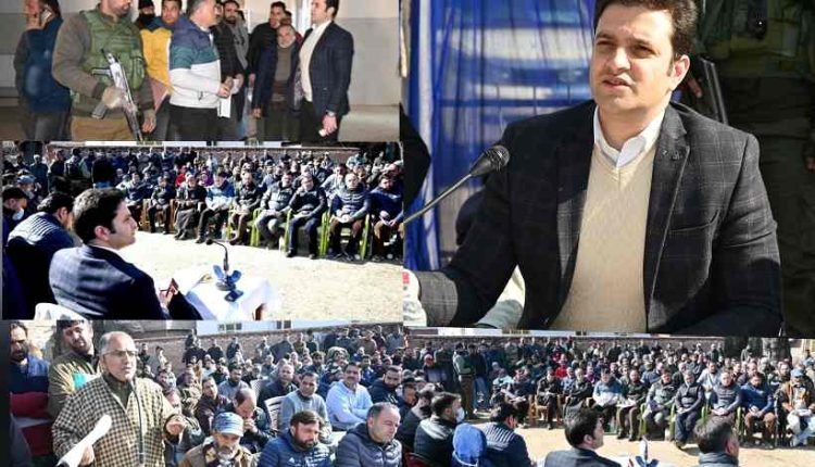 DC Kulgam chairs public darbar at Qaimoo, listens to issues of people for early redressal