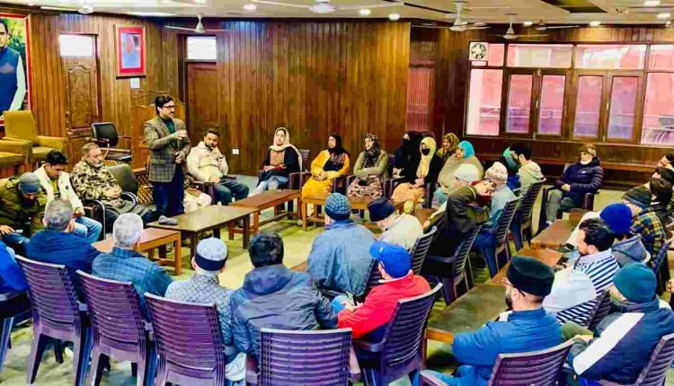 Ahsan Pardesi chairs meeting of office bearers from Lal Chowk Constituency 